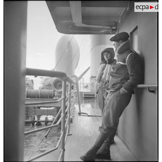 Chasseurs alpins sur un des ponts du paquebot transport de troupes le Ville d'Alger.