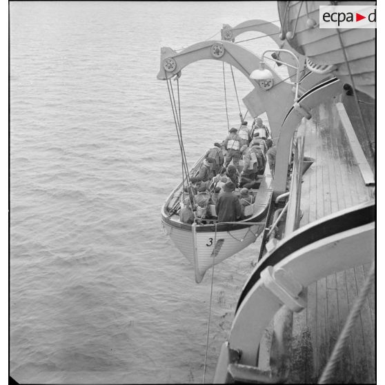 Exercice de mise à l'eau d'un canot de sauvetage du paquebot le Ville d'Alger.