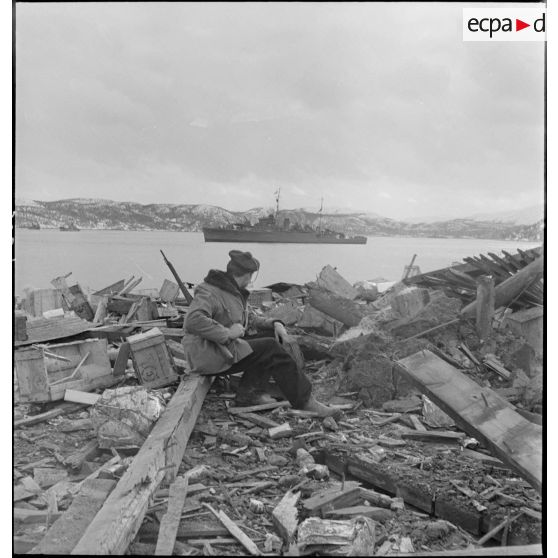 Marin français dans les ruines de Namsos.