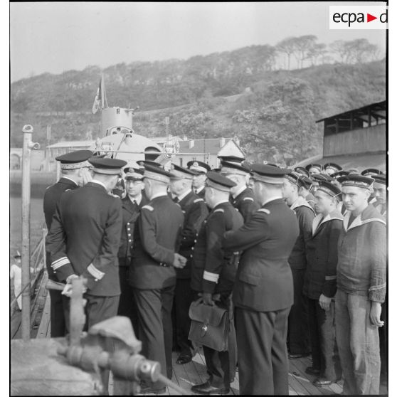 L'amiral de la flotte François Darlan, chef d'état-major de la Marine, s'entretient avec l'état-major du sous-marin Surcouf, en carénage à l'arsenal de Brest.