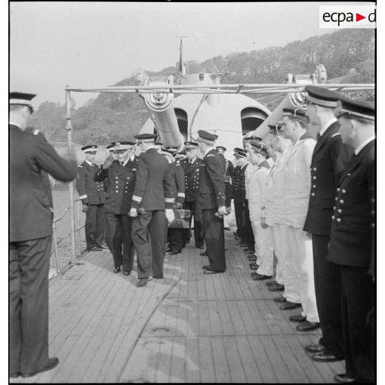 L'amiral de la flotte François Darlan, chef d'état-major de la Marine, inspecte l'équipage et le sous-marin Surcouf en carénage à l'arsenal de Brest.