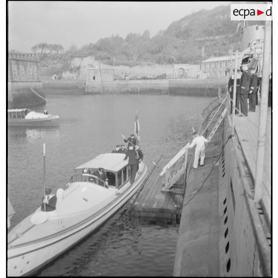 L'amiral de la flotte François Darlan, chef d'état-major de la Marine, quitte le bord du sous-marin Surcouf.