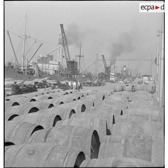 Tonneaux probablement saisis, stockés sur le port.