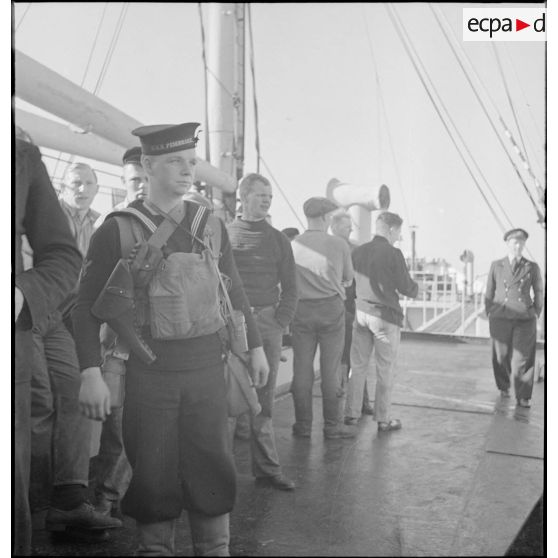 Marin britannique du HMS Pembroke et équipage sur le pont d'un cargo danois saisi par la Royal Navy.