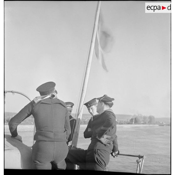 Des marins britanniques et français discutent à bord d'un cargo danois saisi par la Royal Navy et remis à la Marine nationale.