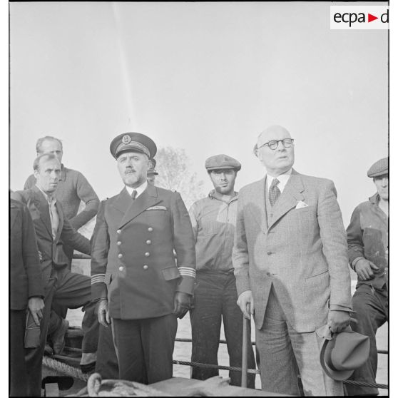 Un capitaine de corvette de la Marine nationale s'adresse à l'équipage du navire marchand danois Anna.