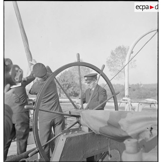 Le pavillon est amené par des membres d'équipage à bord d'un cargo danois saisi par la Royal Navy et remis à la Marine nationale.