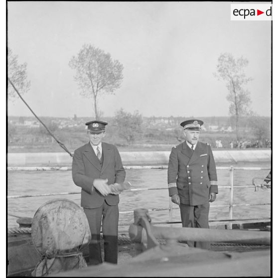 Un capitaine de corvette de la Marine nationale s'adresse à l'équipage du navire marchand danois Anna en présence du commandant du navire.