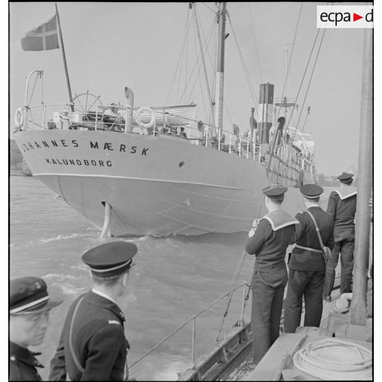 Une vedette de la police de la navigation se dirige vers le cargo danois Johannes Maersk pour le prendre en charge après sa saisie par la Royal Navy.