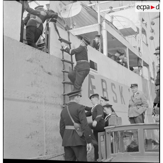 Des marins de la police de la navigation montent à bord du cargo danois Johannes Maersk saisi par la Royal Navy et remis à la Marine nationale.