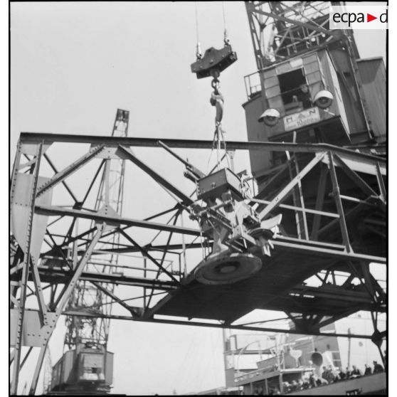 Chargement d'un affût canon à bord d'un navire à destination de la Hollande.