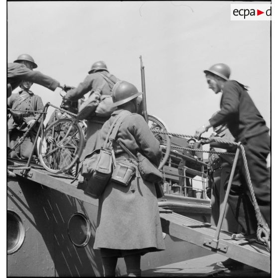 Embarquement du 2e bataillon du 224e régiment d'infanterie (RI )dans le port de Dunkerque à destination de la Hollande.