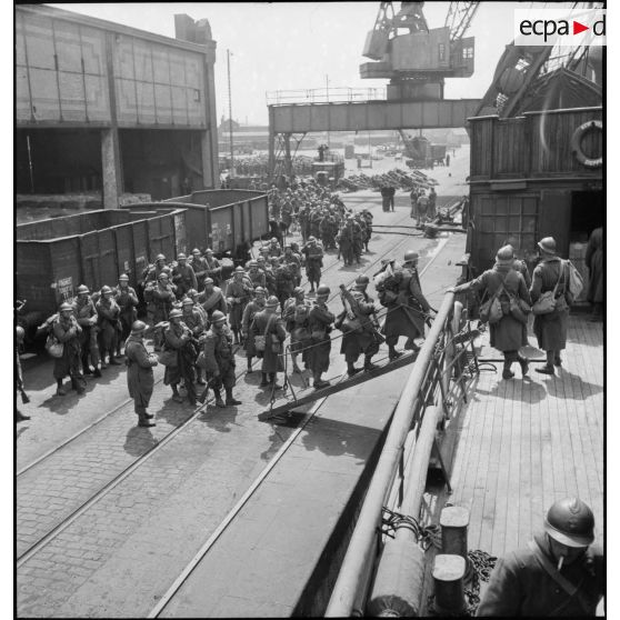 Embarquement du 2e bataillon du 224e régiment d'infanterie (RI )dans le port de Dunkerque à destination de la Hollande.