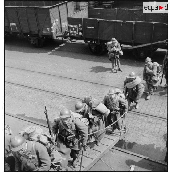 Embarquement du 2e bataillon du 224e régiment d'infanterie (RI) dans le port de Dunkerque à destination de la Hollande.