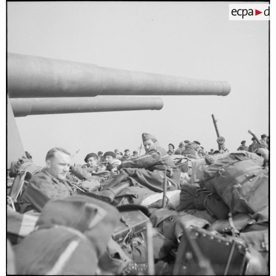 Chasseurs alpins de la 1re division légère de chasseurs (DLCh) à bord d'un navire britannique.