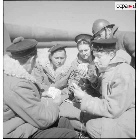 Partie de cartes entre marins anglais et français à bord d'un navire britannique.