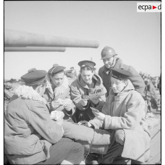 Partie de cartes entre marins anglais et français à bord d'un navire britannique.