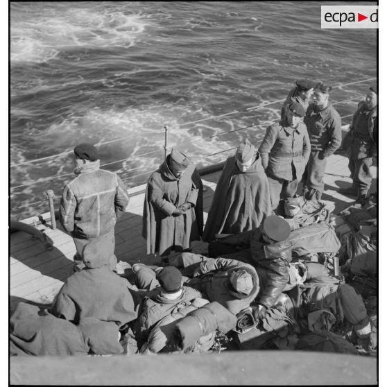 Soldats de la 1re division légère de chasseurs (DLCh) à bord d'un navire britannique.