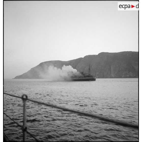 Navire en feu dans un fjord norvégien.