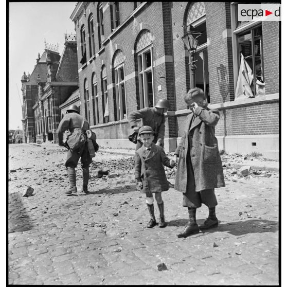 Dégâts et destructions dans la ville de Flessingue bombardée.