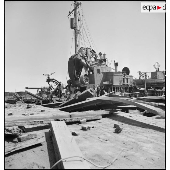 Dégâts et destructions dans le port de la ville de Flessingue.