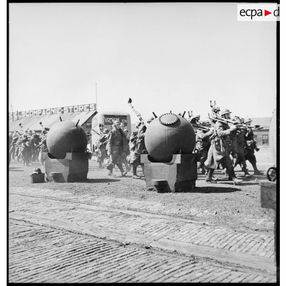 Débarquement des troupes françaises dans le port de Flessingue.