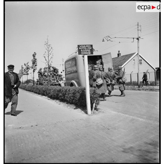 Embarquement à bord de véhicules des troupes françaises à Flessingue.