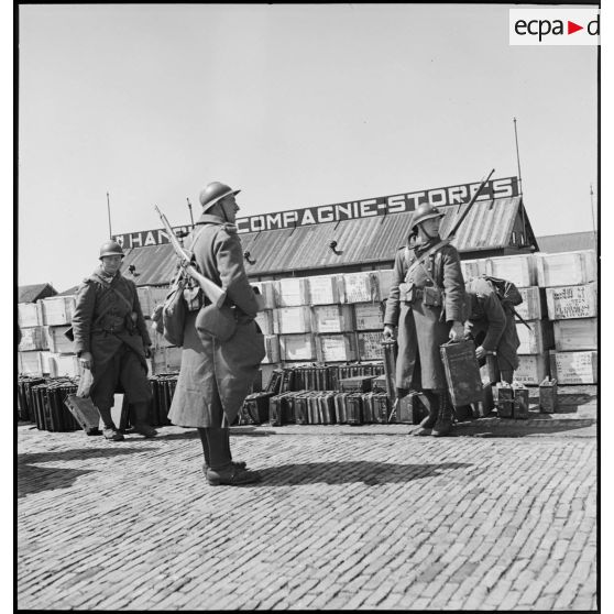 Débarquement des troupes françaises dans le port de Flessingue.