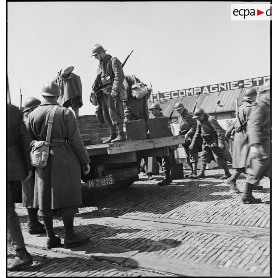 Débarquement des troupes françaises dans le port de Flessingue.