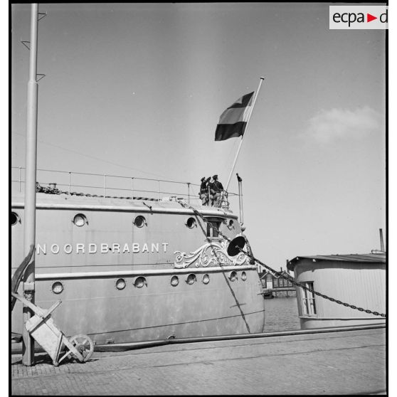 Montée des couleurs sur le croiseur protégé HNLMS Noordbrabant.