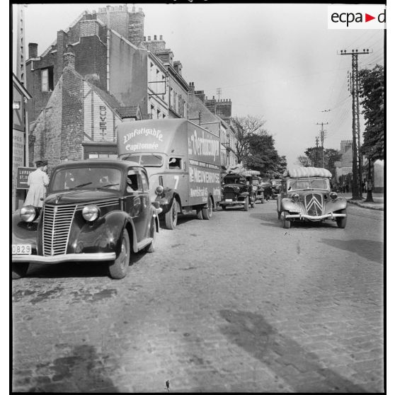 La population belge fuit l'invasion de son pays par l'armée allemande en transitant par Boulogne-sur-Mer.