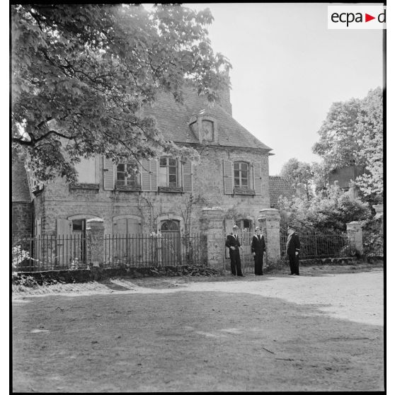 Le château de l'Inquiterie où sont entreposées des caisses contenant des objets du musée de la Marine, en provenance de l'exposition internationale de la technique de l'eau à Liège.