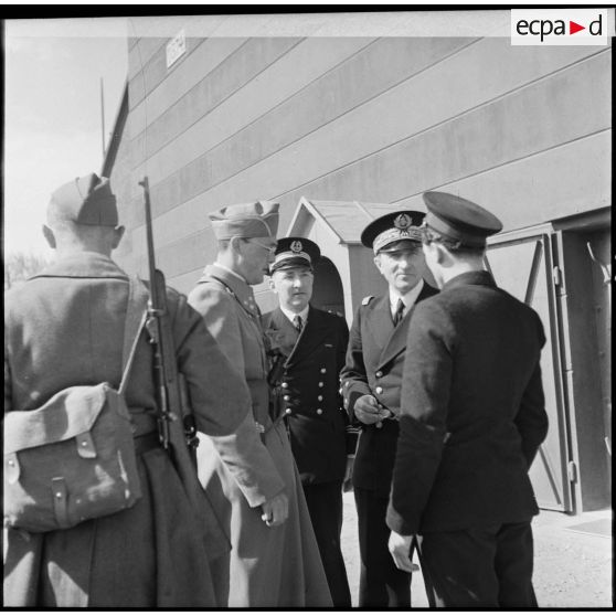 Le prince Bernard de Lippe-Biesterfeld et l'amiral Jean-Marie Abrial.