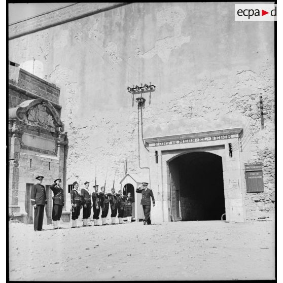 Garde descendante de canonniers marins, dits Baharia, devant l'entrée du fort de Mers-el-Kébir.