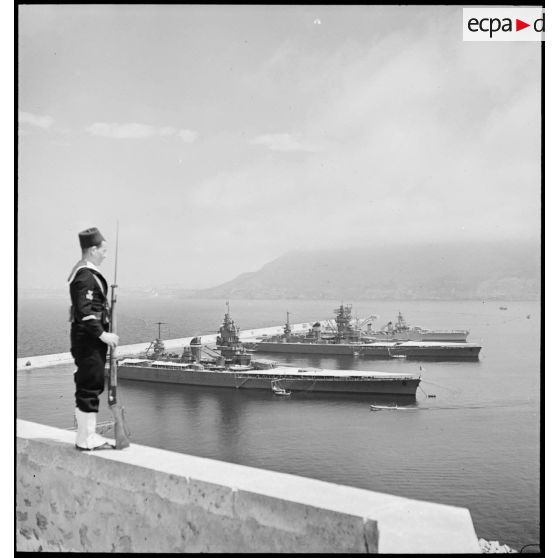 Les cuirassés Dunkerque et Strasbourg sont au mouillage dans la rade de Mers-el-Kébir.