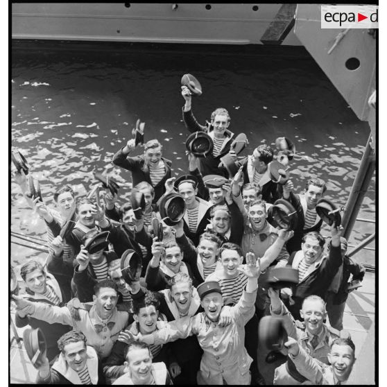 Marins du contre-torpilleur L'Indomptable et légionnaires du 1er régiment étranger d'infanterie (REI) dans le port d'Oran.