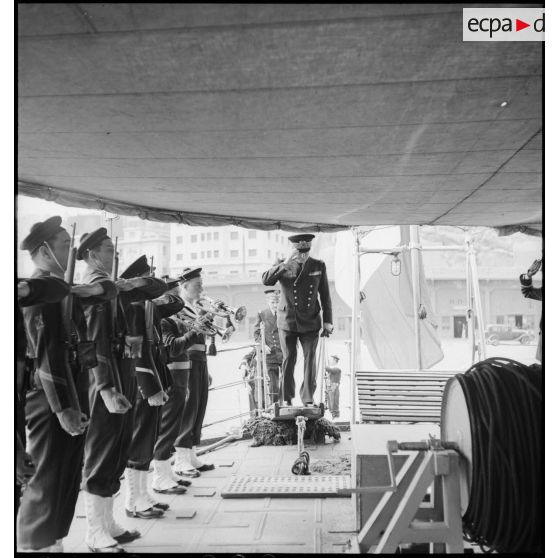 Le vice-amiral d'escadre Marcel Gensoul, commandant la Force de Raid, monte à bord du contre-torpilleur Le Malin pour une visite d'inspection.