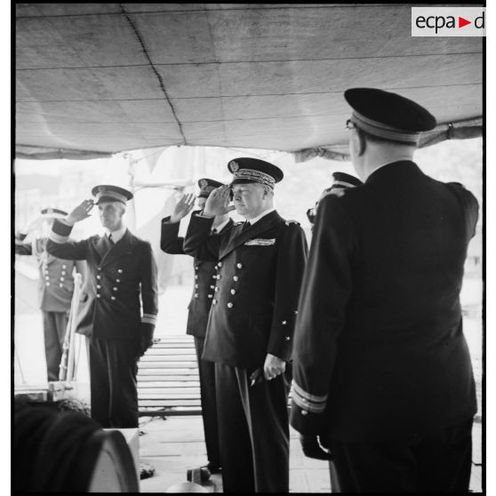 Le vice-amiral d'escadre Marcel Gensoul, commandant la Force de Raid, monte à bord du contre-torpilleur Le Malin où les honneurs lui sont rendus.