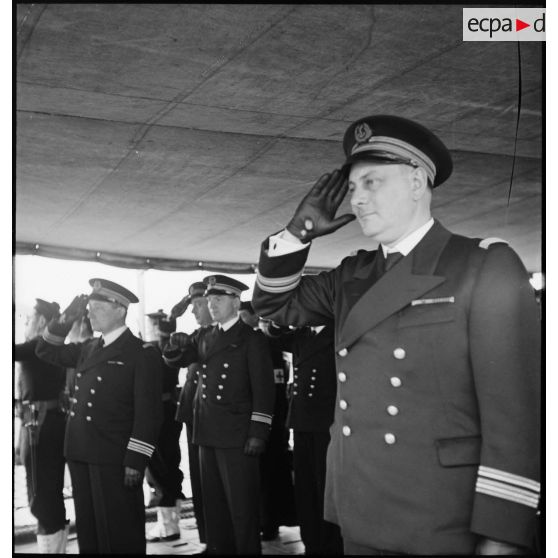 Le capitaine de frégate Edouard Deprez, commandant le contre-torpilleur Le Malin, salue pendant les honneurs rendus au vice-amiral d'escadre Marcel Gensoul en visite d'inspection.