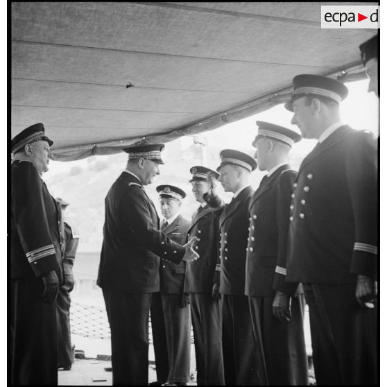 Le vice-amiral d'escadre Marcel Gensoul, commandant la Force de Raid, se fait présenter l'état-major du contre-torpilleur Le Malin au cours de sa visite d'inspection.