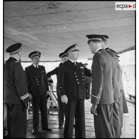 Le vice-amiral d'escadre Marcel Gensoul, commandant la Force de Raid, se fait présenter l'état-major du contre-torpilleur Le Malin au cours de sa visite d'inspection.