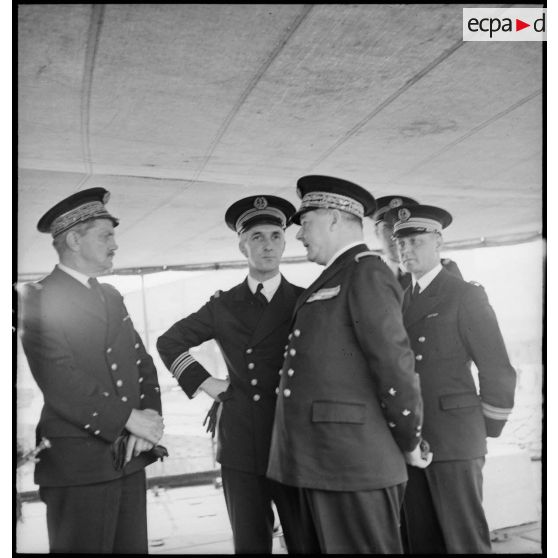 Le vice-amiral d'escadre Marcel Gensoul, commandant la Force de Raid, est à bord du contre-torpilleur Le Malin au cours de sa visite d'inspection.