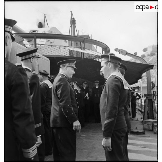 Le vice-amiral d'escadre Marcel Gensoul, commandant la Force de Raid, s'entretient avec des membres d'équipage lors de sa visite d'inspection du contre-torpilleur Le Malin.