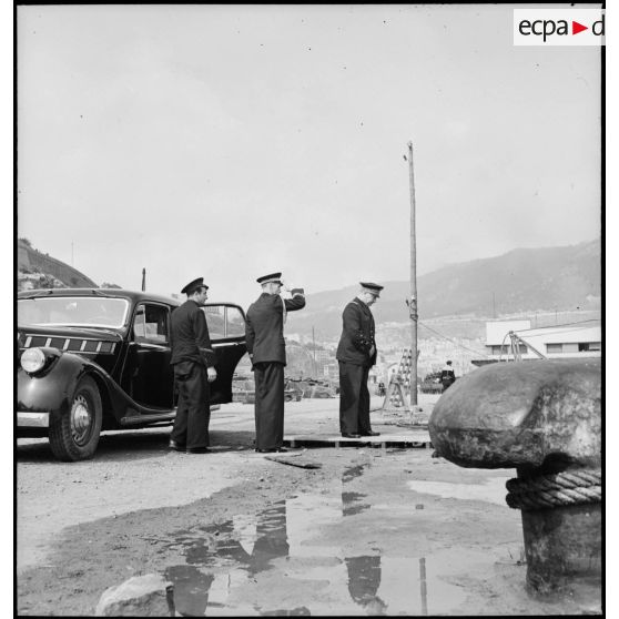 Le vice-amiral d'escadre Marcel Gensoul, commandant la Force de Raid, s'apprête à monter à bord du contre-torpilleur L'Indomptable pour une visite d'inspection.