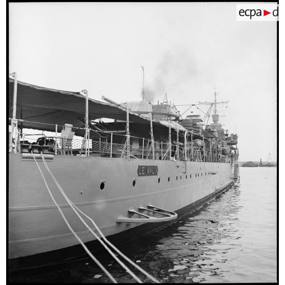 Arrière tribord du contre-torpilleur Le Malin, au mouillage dans le port de Mers-el-Kébir.