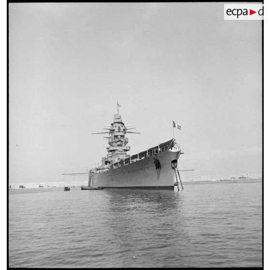 Le cuirassé Dunkerque, au mouillage dans le port de Mers-el-Kébir.