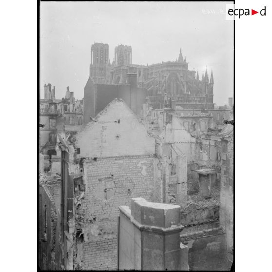 Reims : vue panoramique des ruines, quartier de l’université et de la cathédrale prise du toit d’une maison. [légende d’origine]