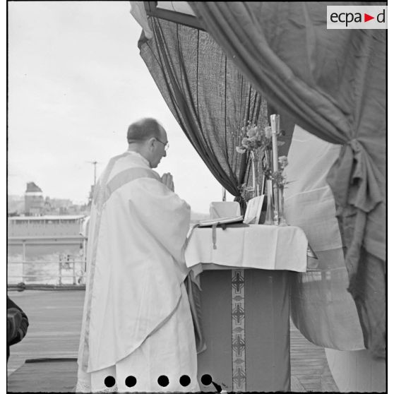 L'aumônier du cuirassé Dunkerque se recueille au cours d'une messe qu'il célèbre à bord du navire.