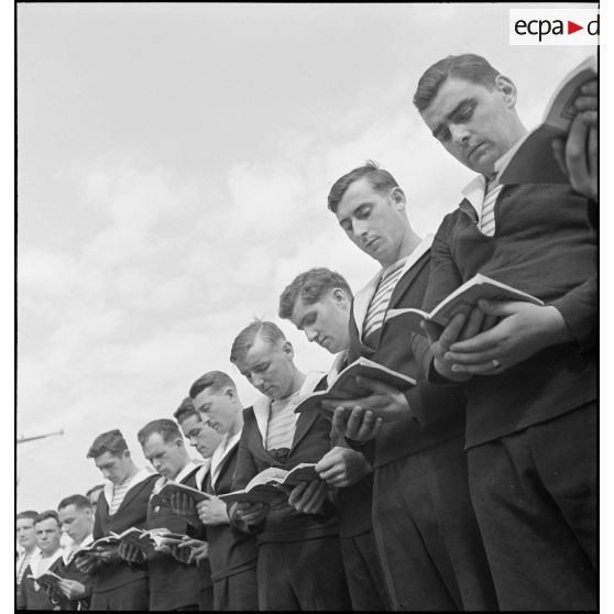 Des matelots du cuirassé Dunkerque assistent à une messe célébrée à bord du navire.