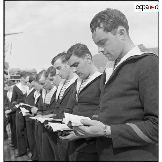 Des matelots du cuirassé Dunkerque assistent à une messe célébrée à bord du navire.